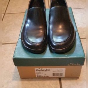 CLARKS black leather loafers - Size 10